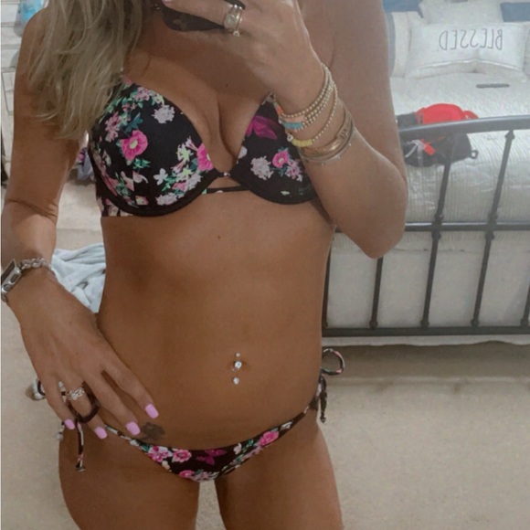 Victorias Secret bombshell add 2 cup sizes bikini - Picture 1 of 9